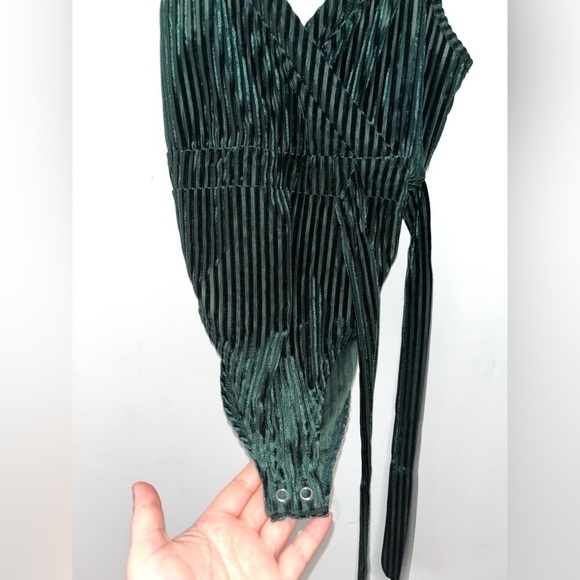 FOREVER 21 NWT Emerald Green Velvet Bodysuit Size Small - Picture 4 of 7